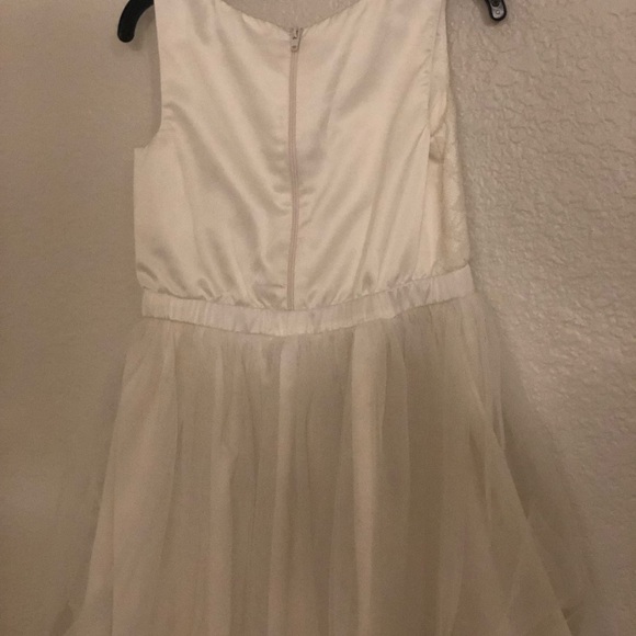 Pretty eggshell lace and tulle dress - Picture 2 of 2